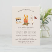 S'more Fun | Invitation d'anniversaire de fête de  (Debout devant)