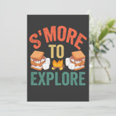 S'mores om grappige buiten kampeerterrein te verke kaart (Staand voorkant)
