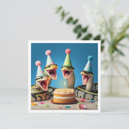 Snakes mangeant gâteau invitation anniversaire, re (Debout devant)