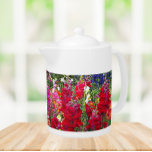 Snapdragon Coloré Jardin Floral<br><div class="desc">Théière en céramique blanche avec couvercle qui présente l'image photo d'un jardin de fleur Snapdragon colorée. Les couleurs dominantes sont le rouge et le rose. Un joli design floral !</div>