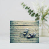 SNEAKERS OP EEN PIER BRIEFKAART (Staand voorkant)