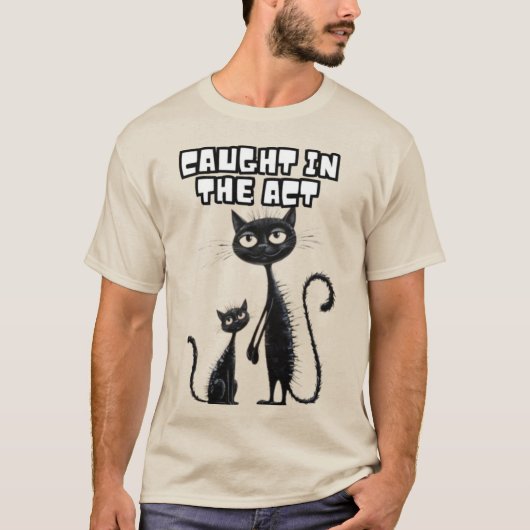 Sneaky Smiles: Black Kitten met haar speelse compa T-shirt (Voorkant)
