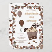 Sneaky Wasbeer & Chocolade Cupcake Verjaardag Kaart (Voorkant / Achterkant)