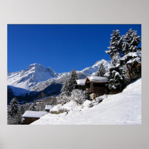 Sneeuw bedekte blokhutten in Zwitserland Poster