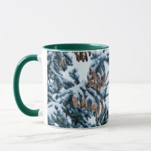 Sneeuw bedekte dennentakken en kegels mok