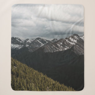 SNEEUW-CAPPED GRAY ROCKY MOUNTAIN ONDER CLOUDY SKY SHERPA DEKEN