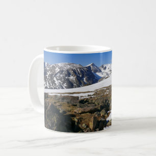 Sneeuw dat smelt op de Rocky Mountains Koffiemok