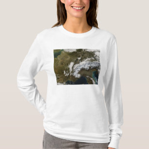 sneeuw, mist en lage wolken in western Europa T-shirt