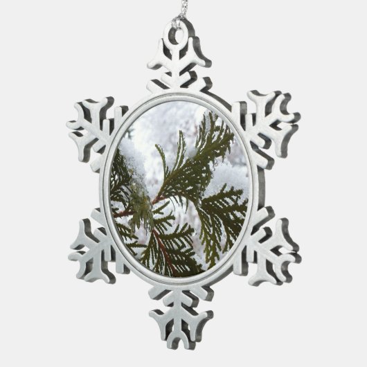 Sneeuw op Evergreen Branches Tin Sneeuwvlok Ornament (Rechts)