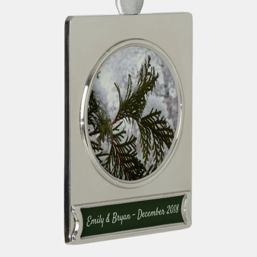 Sneeuw op Evergreen Branches Verzilverd Banner Ornament (Rechts)