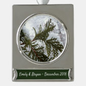 Sneeuw op Evergreen Branches Verzilverd Banner Ornament (Voorkant)