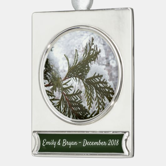 Sneeuw op Evergreen Branches Verzilverd Banner Ornament (Links)
