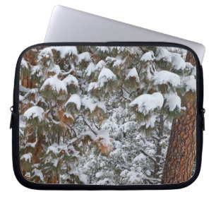 Sneeuw vult de takken van ponderosa-dennen laptop sleeve