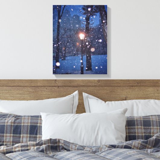 Sneeuw wervelend rond een straatlantaarn canvas afdruk (Insitu (Slaapkamer))
