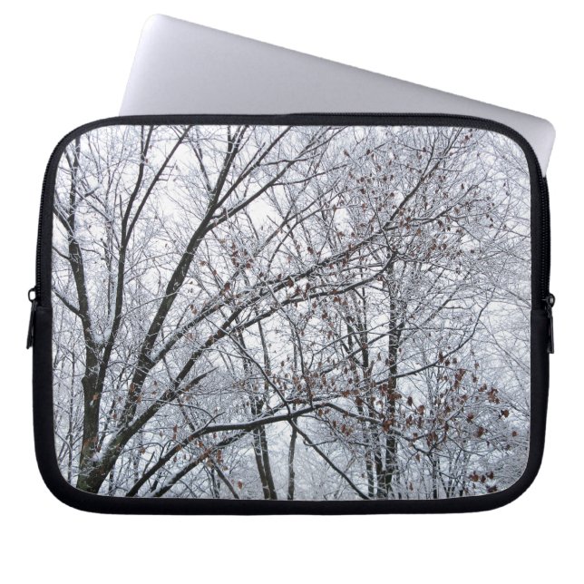 Sneeuwbedekte eikenboom laptop sleeve (Voorkant)