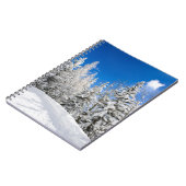 Sneeuwbomen onder een duidelijk blauw sky-notebook notitieboek (Linkerzijde)