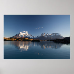 SNEEUWGEDEKT MOUNTAGE IN REFLECTIEVE FOTOGRAFIE POSTER