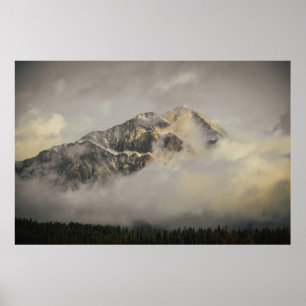 SNEEUWGEDEKTE MOUNTAIN ONDER CLOUDY SKY TIJDENS DA POSTER