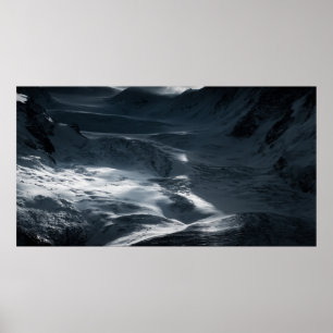 SNEEUWGEDEKTE MOUNTAIN ONDER CLOUDY SKY TIJDENS DA POSTER
