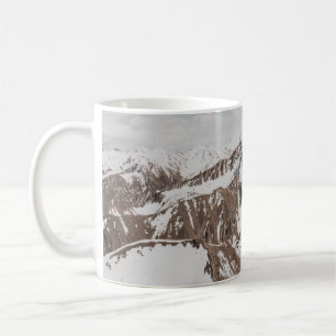 SNEEUWGEDEKTE MOUNTAIN ONDER WITTE KLEUTEN TIJDENS KOFFIEMOK