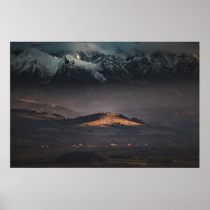 SNEEUWGEDEKTE MOUNTAIN TIJDENS DE NACHT POSTER