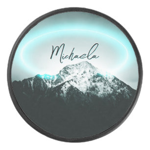 Sneeuwige, mysterieuze blauwe neonlichte monogram  hockey puck