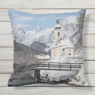 Sneeuwkerk met Alpenbergen in de winter Buitenkussen