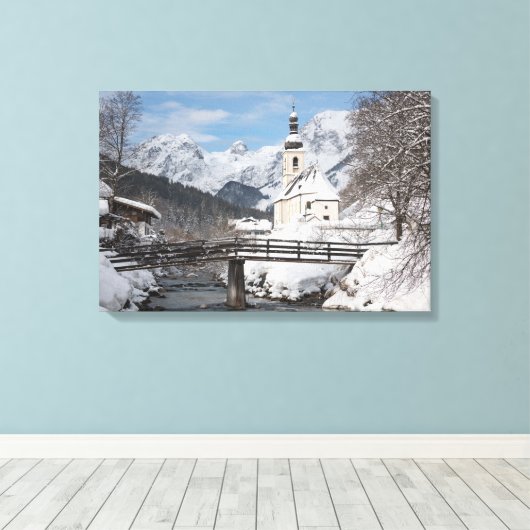 Sneeuwkerk met Alpenbergen in de winter Canvas Afdruk (Insitu (Houten vloer))