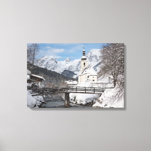 Sneeuwkerk met Alpenbergen in de winter Canvas Afdruk (Voorkant)