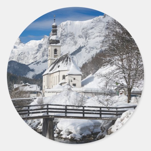 Sneeuwkerk met alpenbergen ronde sticker (Voorkant)