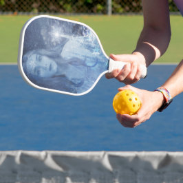 Sneeuwkoningin met kerstcadeaus pickleball paddle