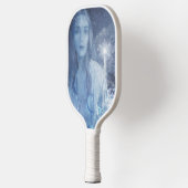 Sneeuwkoningin met kerstcadeaus pickleball paddle (Links)