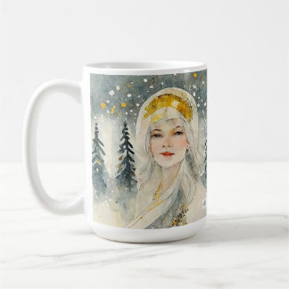 sneeuwkoninginnenkerstmok in een sneeuwbos. koffiemok