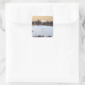 Sneeuwlandschap met kerst met sneeuwbedekking vierkante sticker (Tas)