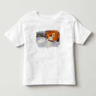 Sneeuwman voor rode schuur in Columbia Falls Kinder Shirts