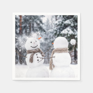 Sneeuwmannen die een sneeuwbalgevecht hebben servet