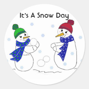 Sneeuwmannen spelen in de sneeuw ronde sticker