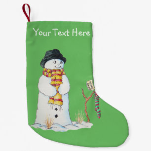 Sneeuwpop voor kerst in sneeuw kleine kerstsok