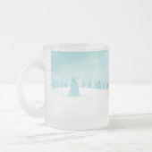 Sneeuwrijk winterbos landschap met sparren matglas koffiemok (Links)