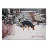 Sneeuwscène met schattig zwart & tan hond met kers (Voorkant Horizontaal)