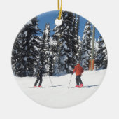 sneeuwscène met sneeuwscooters en met sneeuw bekle keramisch ornament (Voorkant)