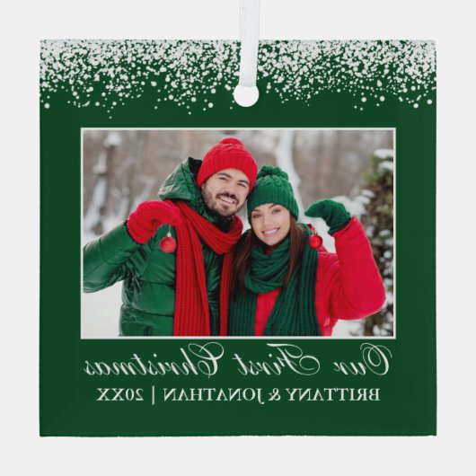 Sneeuwtop Ons eerste kerstpaar Foto groen Glas Ornament (Achterkant)