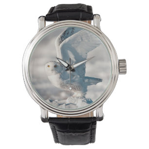 Sneeuwuil die opstijgt uit de sneeuw horloge