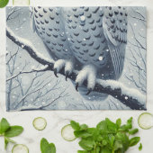 Sneeuwuil neergestreken op Snowy Branch Theedoek (Gevouwen)