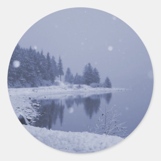 Sneeuwval aan zee ronde sticker (Voorkant)