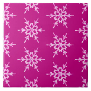 Sneeuwvlokken, bleke roze kristallen op magenta tegeltje