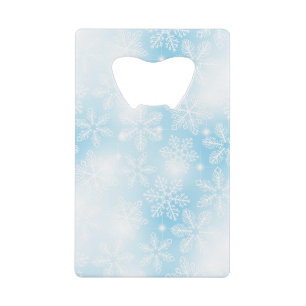Sneeuwvlokken en lichten op blauw kredietkaart flessenopener