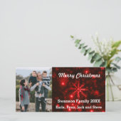 Sneeuwvlokken met diepe rode achtergrondfotokaart feestdagenkaart (Staand voorkant)