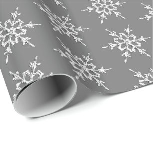 Sneeuwvlokken, zilverkristallen op koolgrijs cadeaupapier