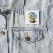 sneeuwwereldbol met sneeuwpop en kerstboom vierkante button 5,1 cm (In situ)